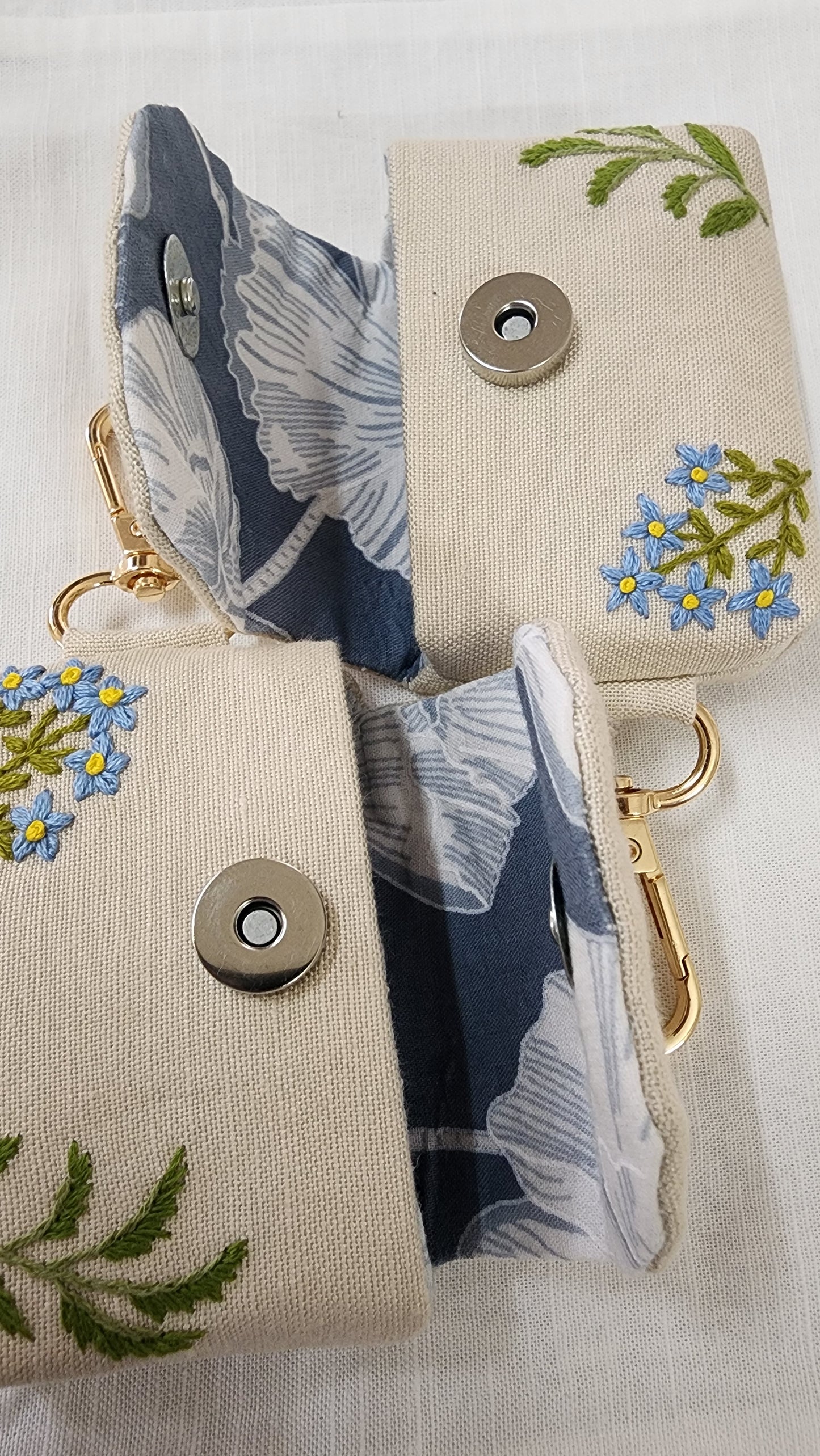 Daisies & Forget Me Not - Hand-embroidered Earpod Pouch