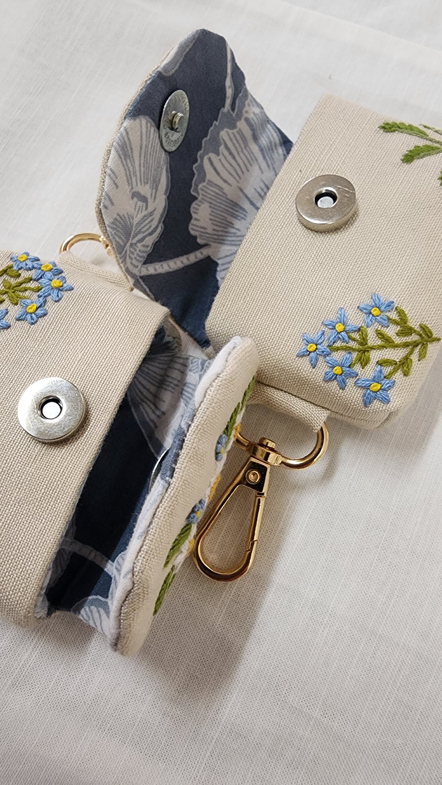 Daisies & Forget Me Not - Hand-embroidered Earpod Pouch