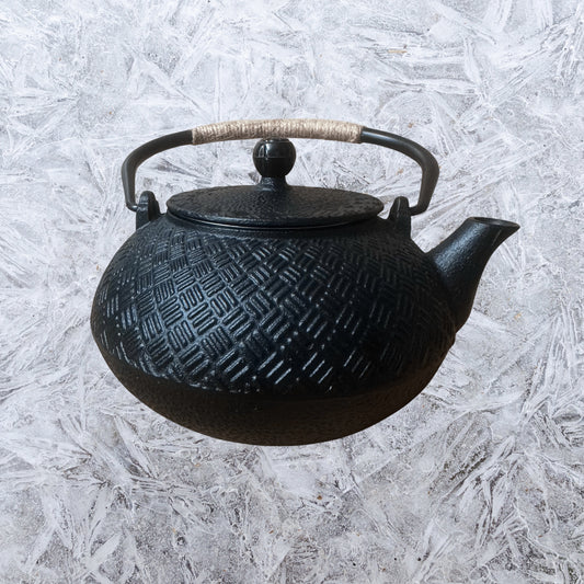 Cast-Iron Hobnail TeaPot - Traditional Japanese Tetsubin (Tetsu-Kyusu) Black Checks Wrap TeaPot 1200ml