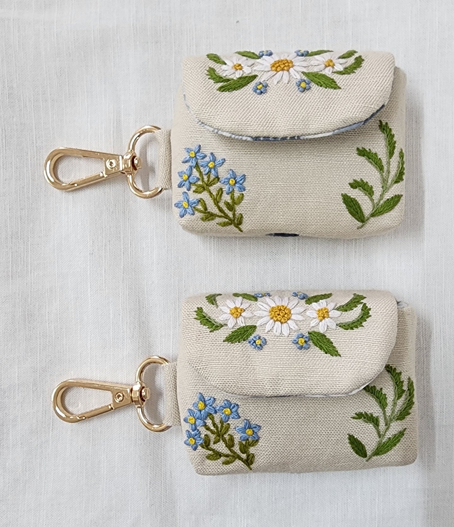 Daisies & Forget Me Not - Hand-embroidered Earpod Pouch