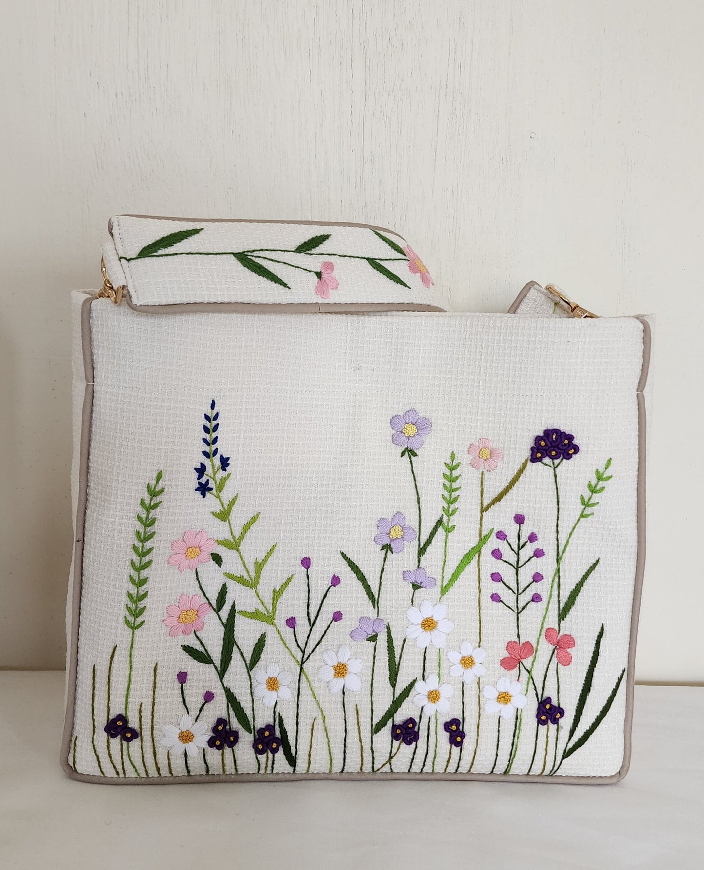 Ikali - Spring Field - Hand-embroidered Kumstu bo Bag