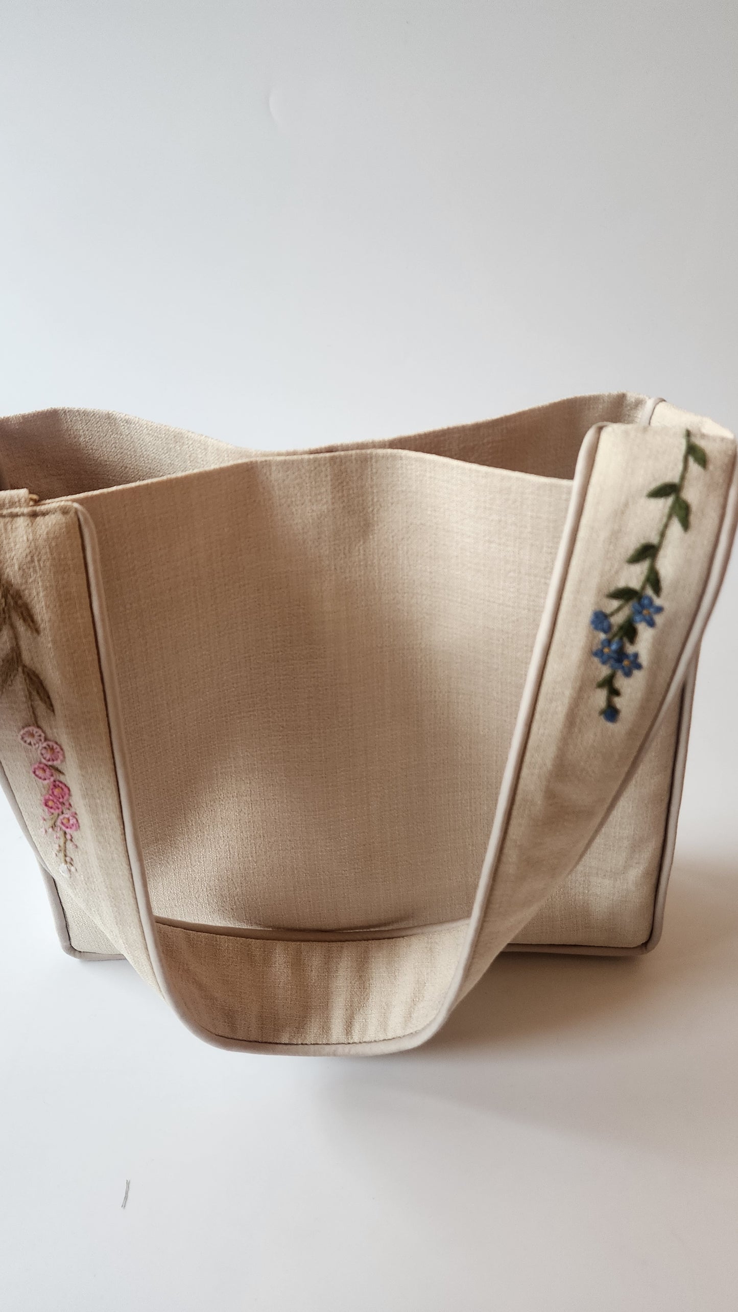 Ikali - Spring M Bouquet - Hand-embroidered Kumstu bo Bag