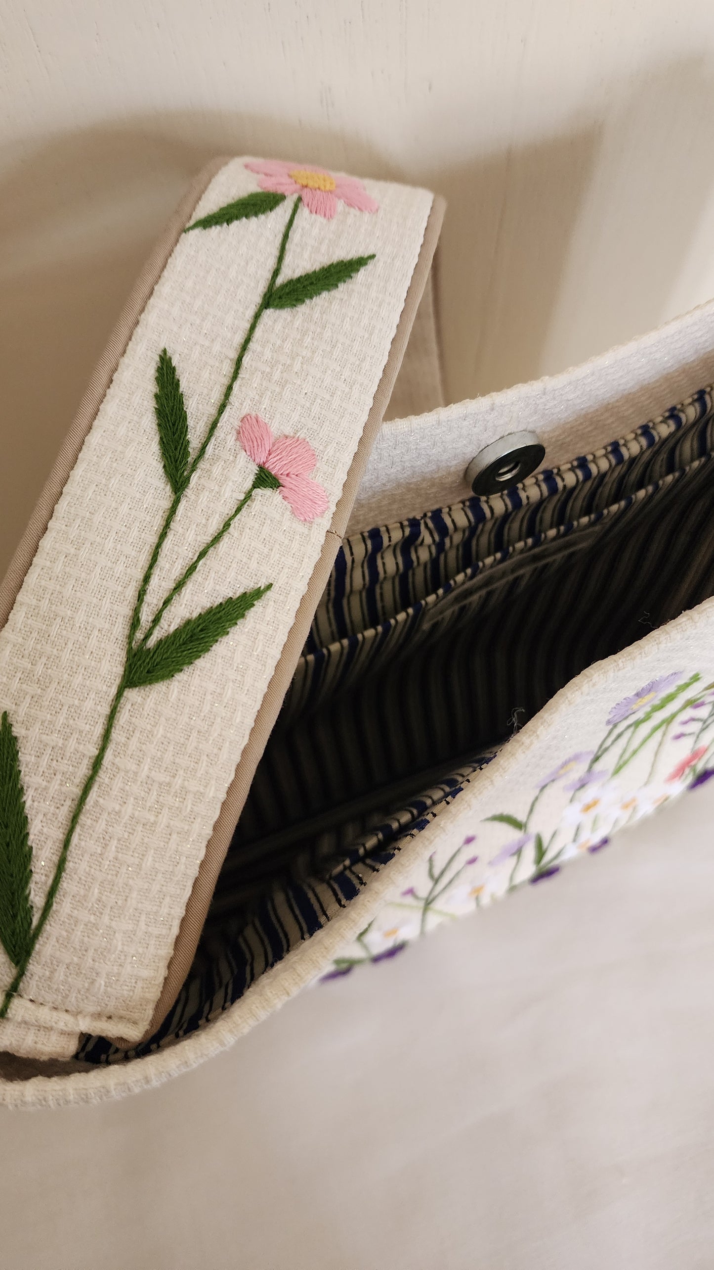 Ikali - Spring Field - Hand-embroidered Kumstu bo Bag