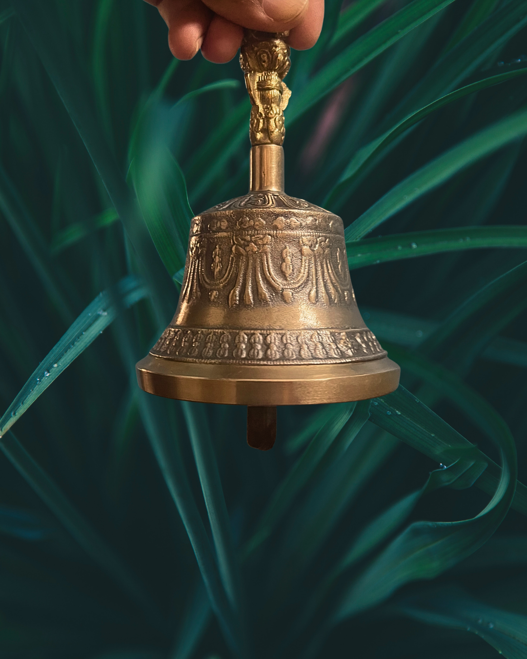 Temple Bell : देवळात प्रवेश करताना घंटा वाजवण्यामागचं काय आहे शास्त्र?-what  is the reason of ringing temple bell before entering temple ,धर्म बातम्या
