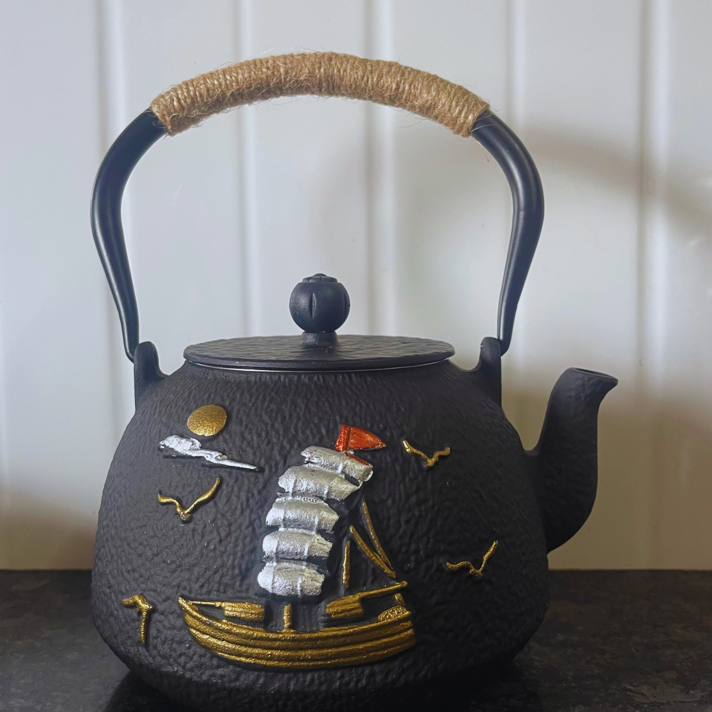 Cast-Iron Hobnail TeaPot - Traditional Japanese Tetsubin (Tetsu-Kyusu) The Voyager Black TeaPot 1200ml