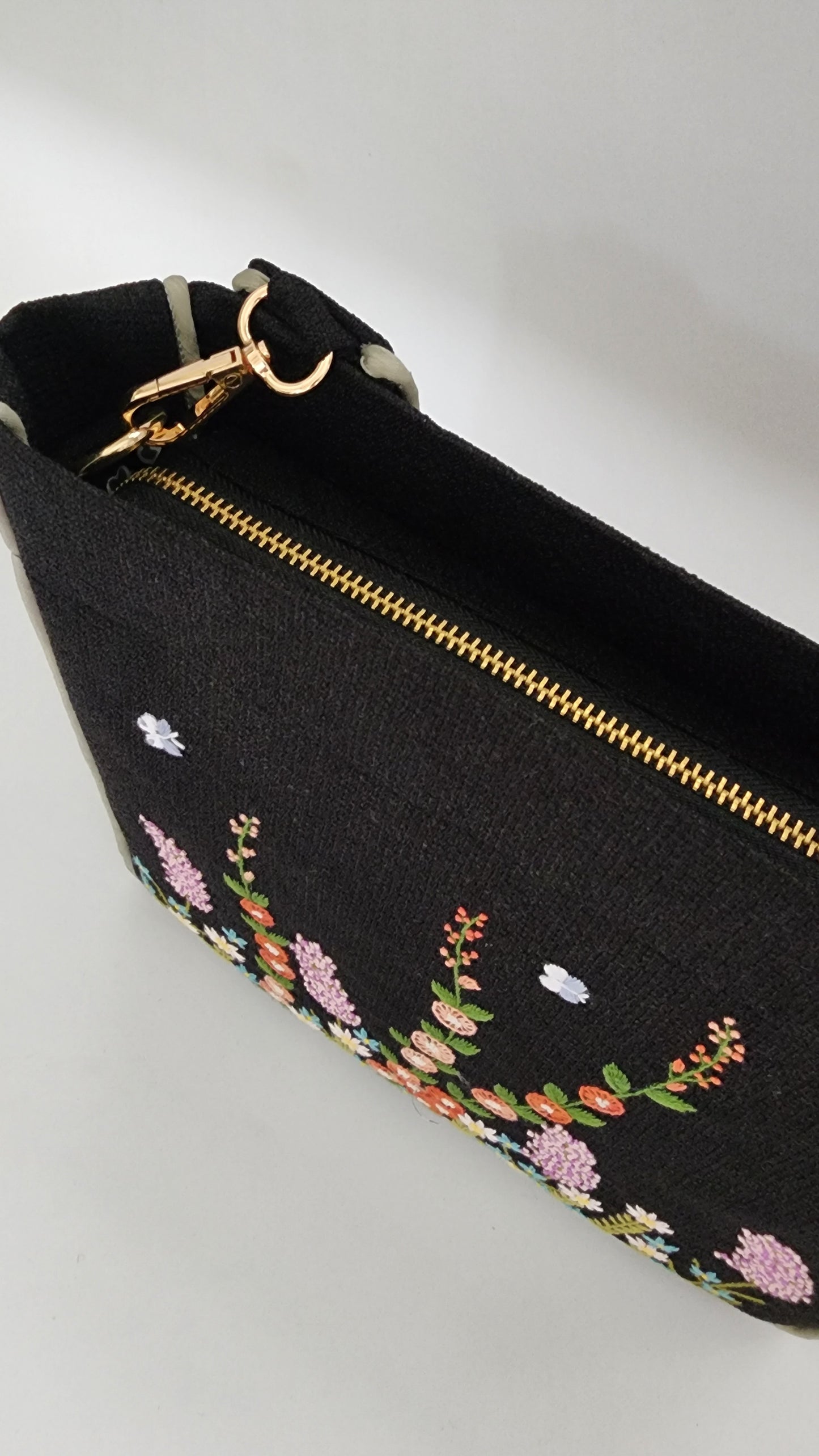 English Garden - Hand-embroidered Kumstu bo Bag (Black)