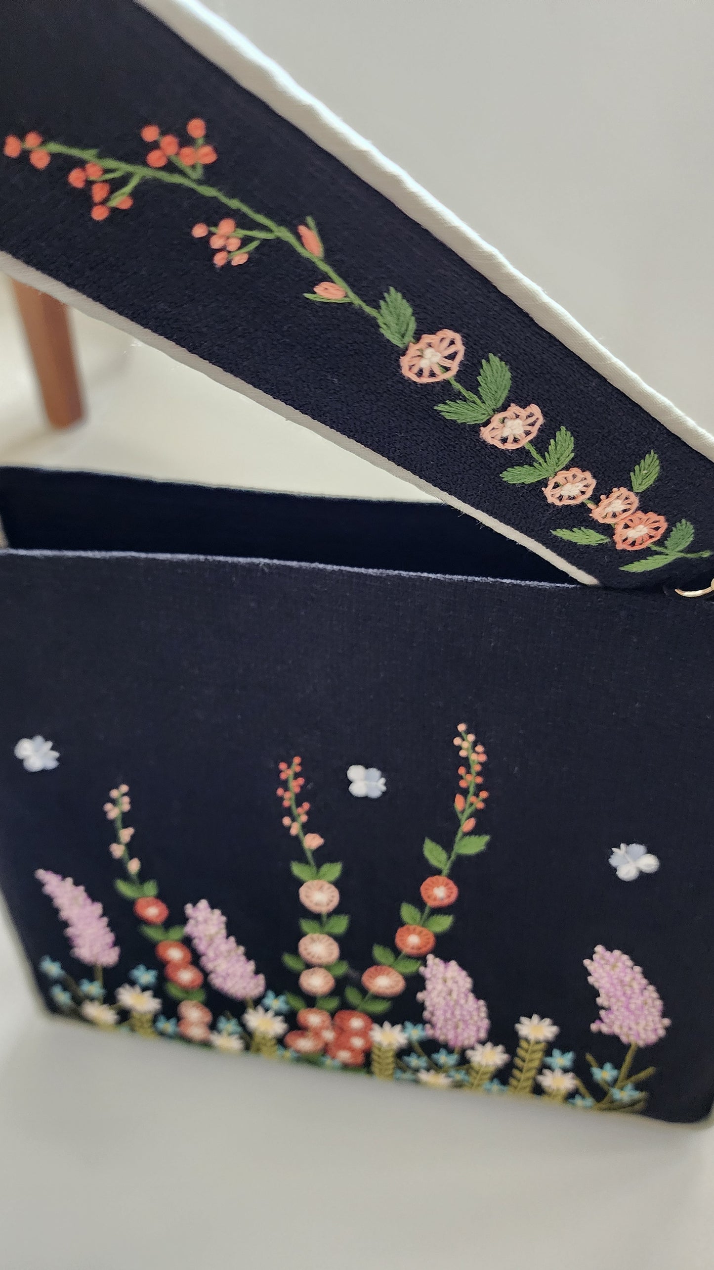 English Garden - Hand-embroidered Kumstu bo Bag (Black)