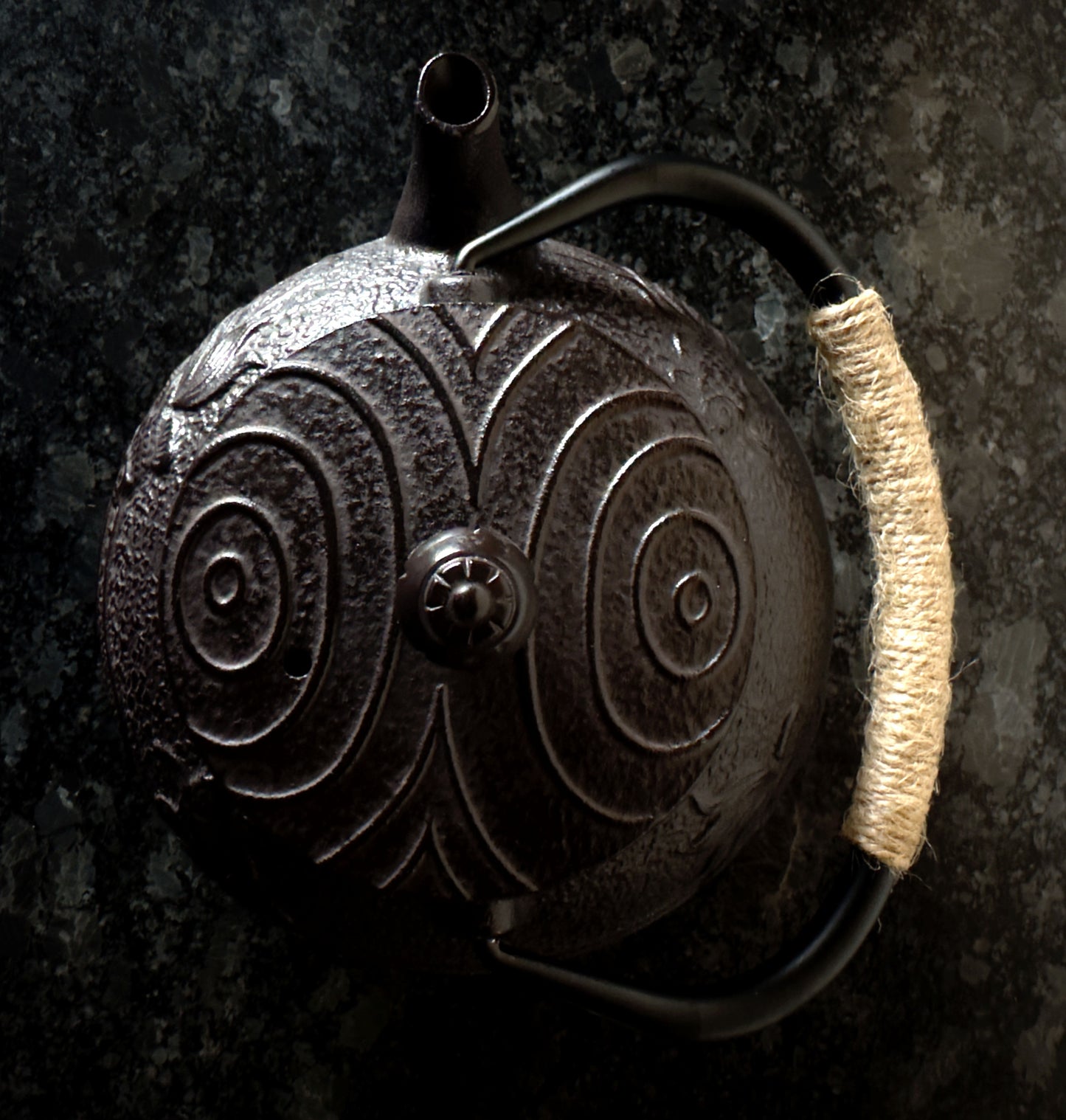 Cast-Iron Hobnail TeaPot - Traditional Japanese Tetsubin (Tetsu-Kyusu) Fish in the Sea TeaPot 900ml