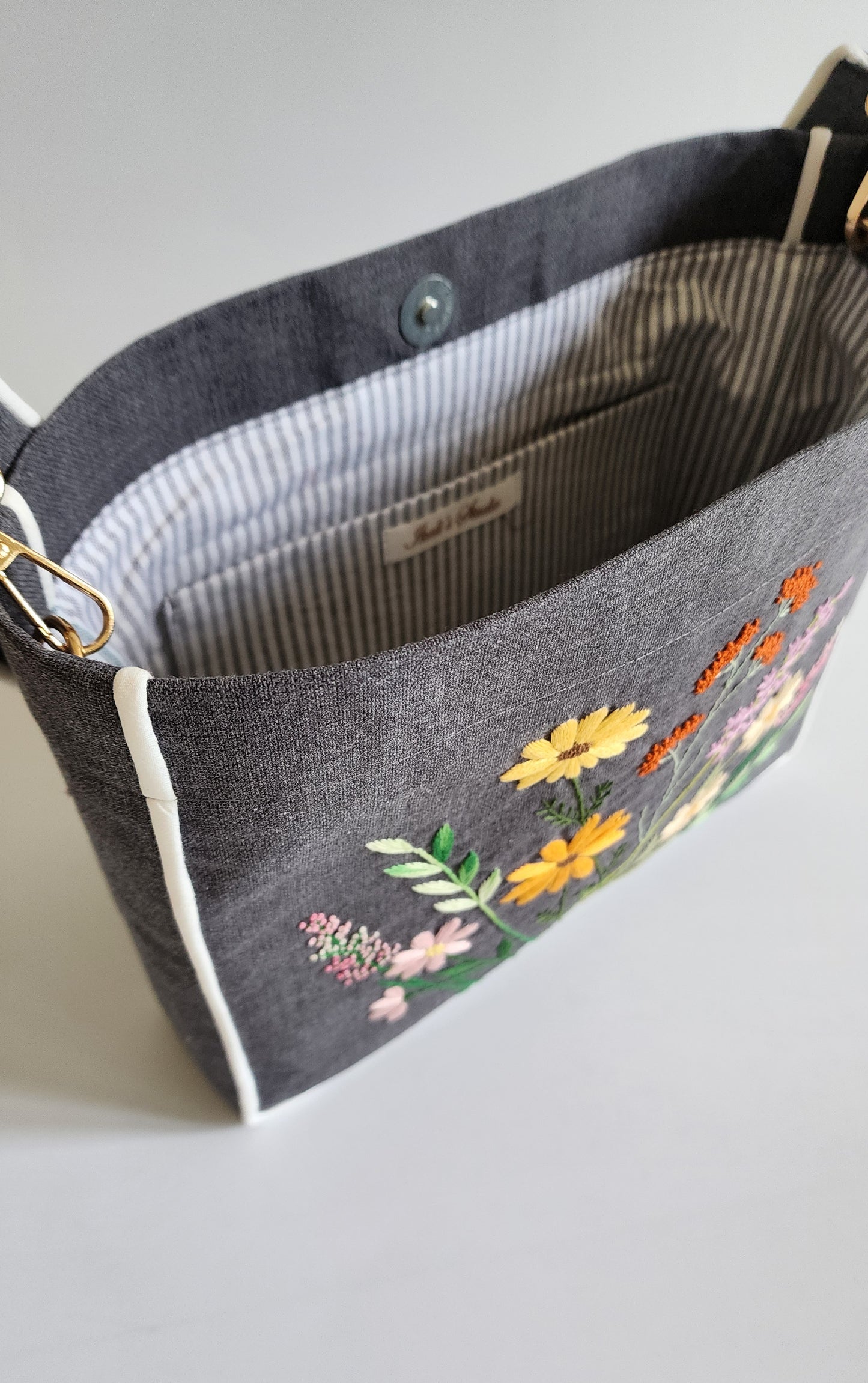 Ikali - Summer Flowers - Hand-embroidered Kumstu bo Bag