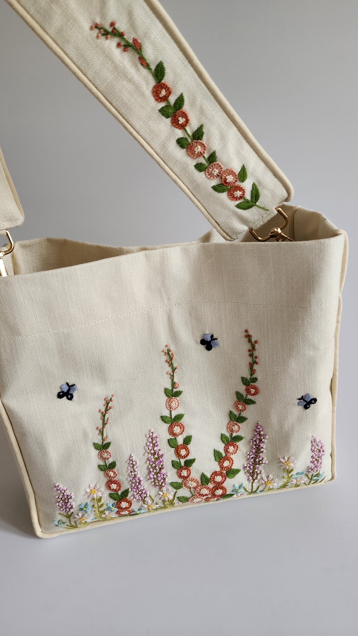 Ikali - English Garden - Hand-embroidered Kumstu bo Bag