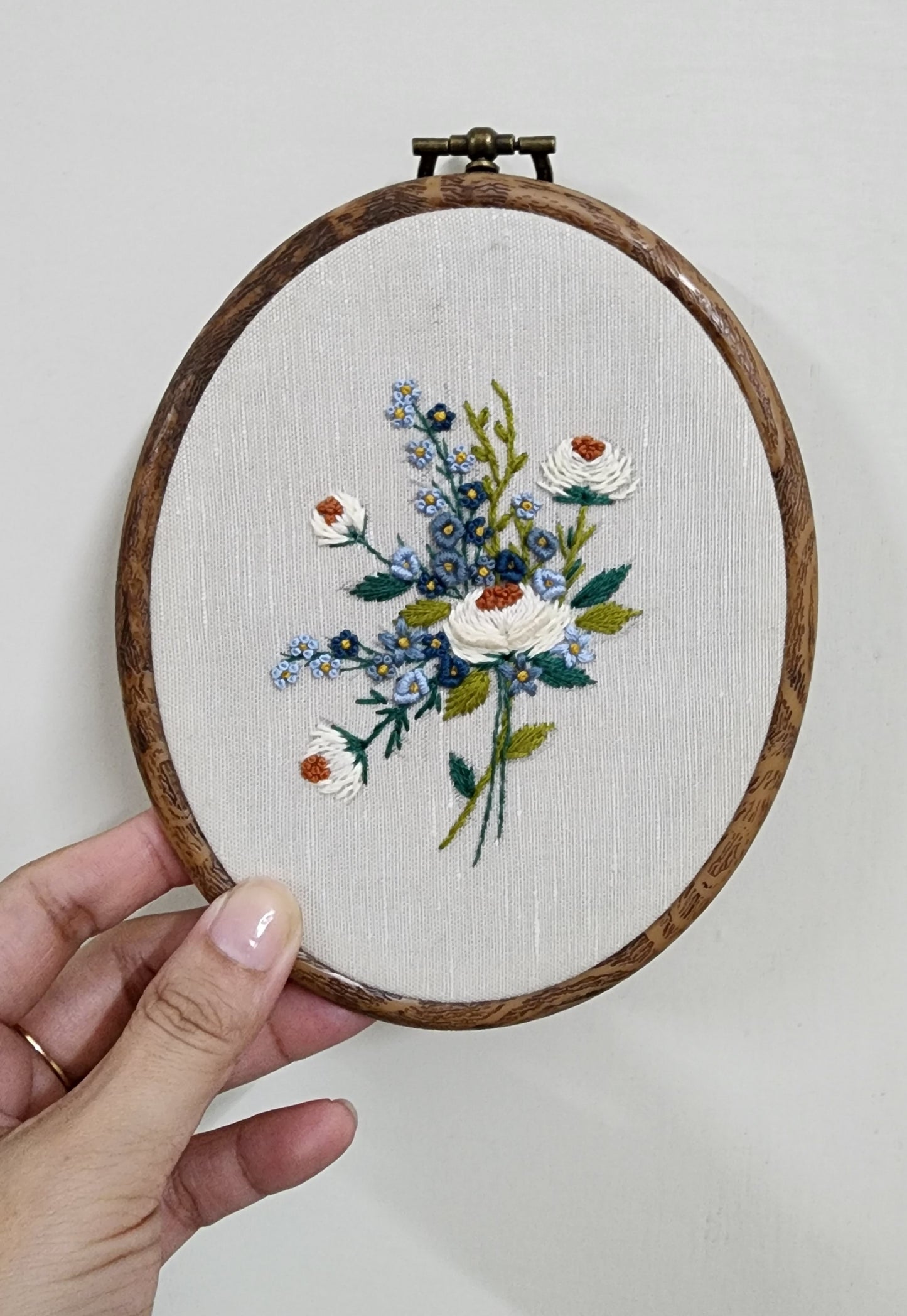 Ikali - Bouquet - Hand-embroidered Wall-hanging Hoop