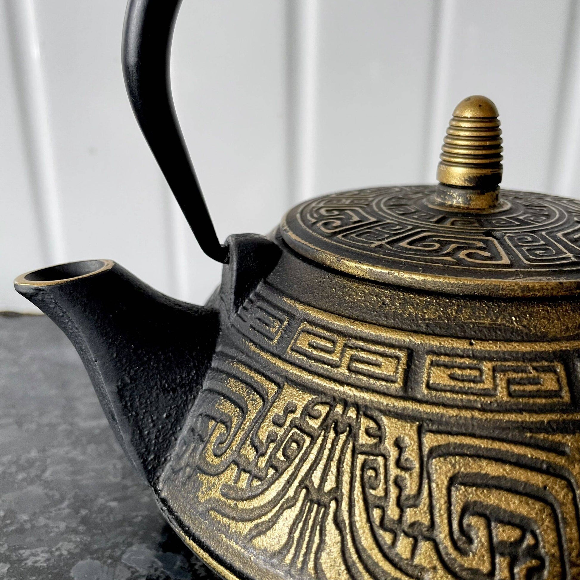 Cast-Iron Hobnail TeaPot - Traditional Japanese Tetsubin (Tetsu-Kyusu (鉄急須)) Black & Bronze Lidded TeaPot 580ml UpClose